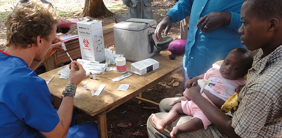 Freiwilliger verteilt Impfungen