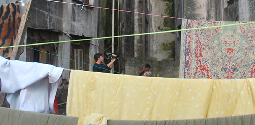 Wäscheleine von Caritas Projekt zwischen Häusern in Sao Paolo, Brasilien