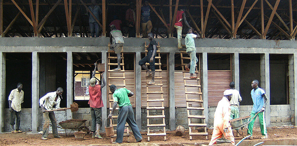 Arbeiter bauen ein Gebäude