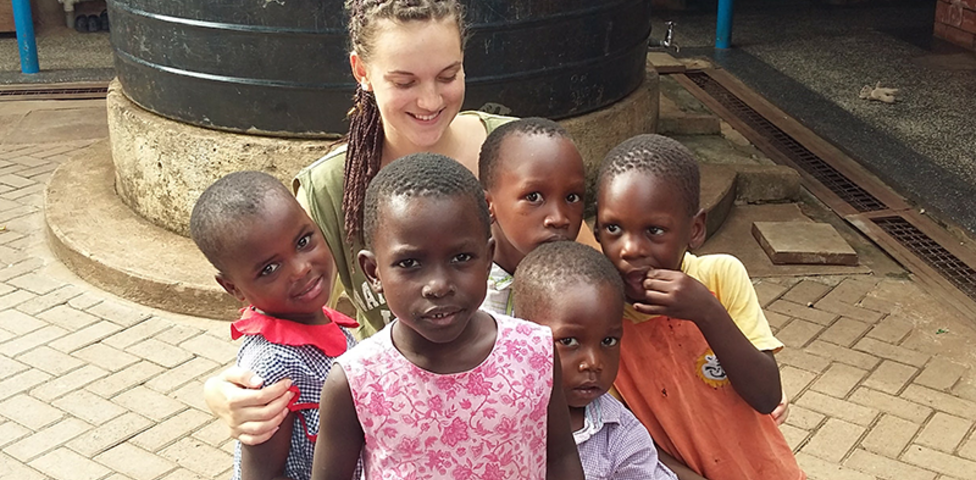 Freiwillige im Auslandseinsatz mit Kindern des Babies Home in Kampala, Uganda.
